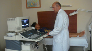 Dr. Cafer Abbasoğlu hastasıyla dopler ultrasonografi muayenesi sırasında