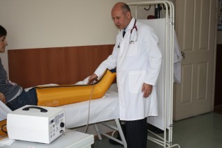 Dr. Cafer Abbasoğlu pressoterapi yaparken